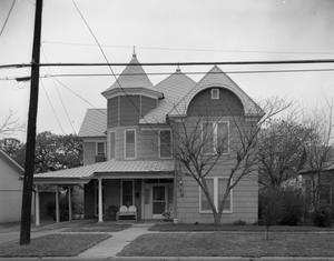 Primary view of object titled '[The Old Katie Ware Home , 911 North Oak] Avenue'.