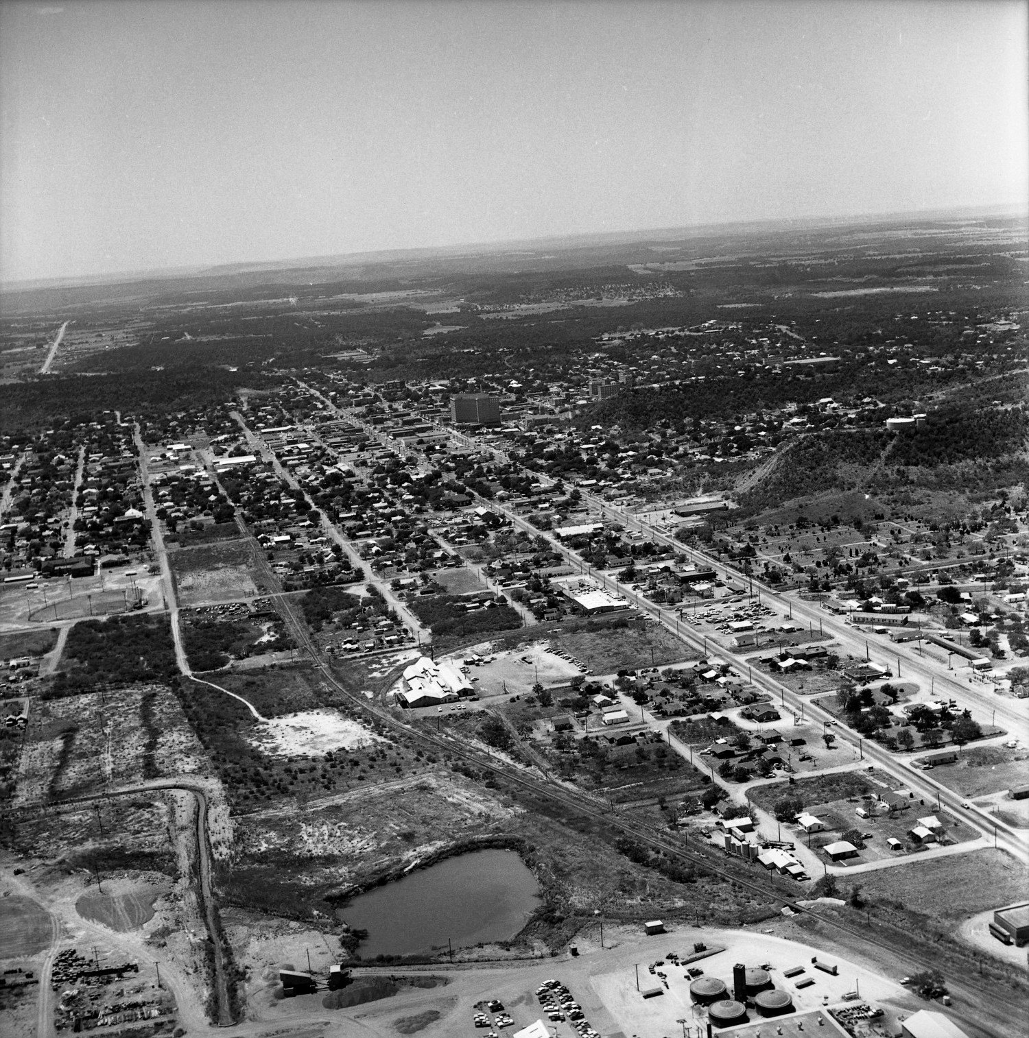 [An Aerial View of Mineral Wells From the South-Southeast, 1967]
                                                
                                                    [Sequence #]: 1 of 1
                                                