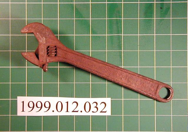 [Crescent wrench with an adjustable C-shaped head]
                                                
                                                    [Sequence #]: 1 of 1
                                                