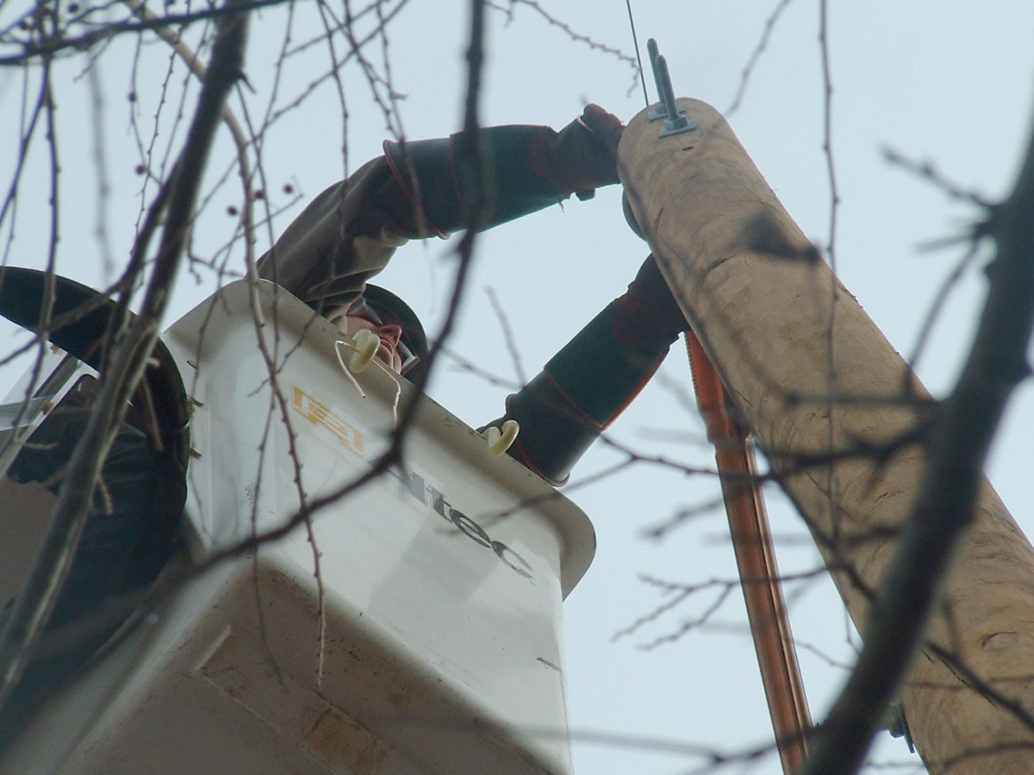 [Altec employee working on utility line]
                                                
                                                    [Sequence #]: 1 of 1
                                                