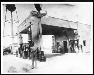 Primary view of object titled 'Gulf [Gasoline] Station, Richardson, Texas'.