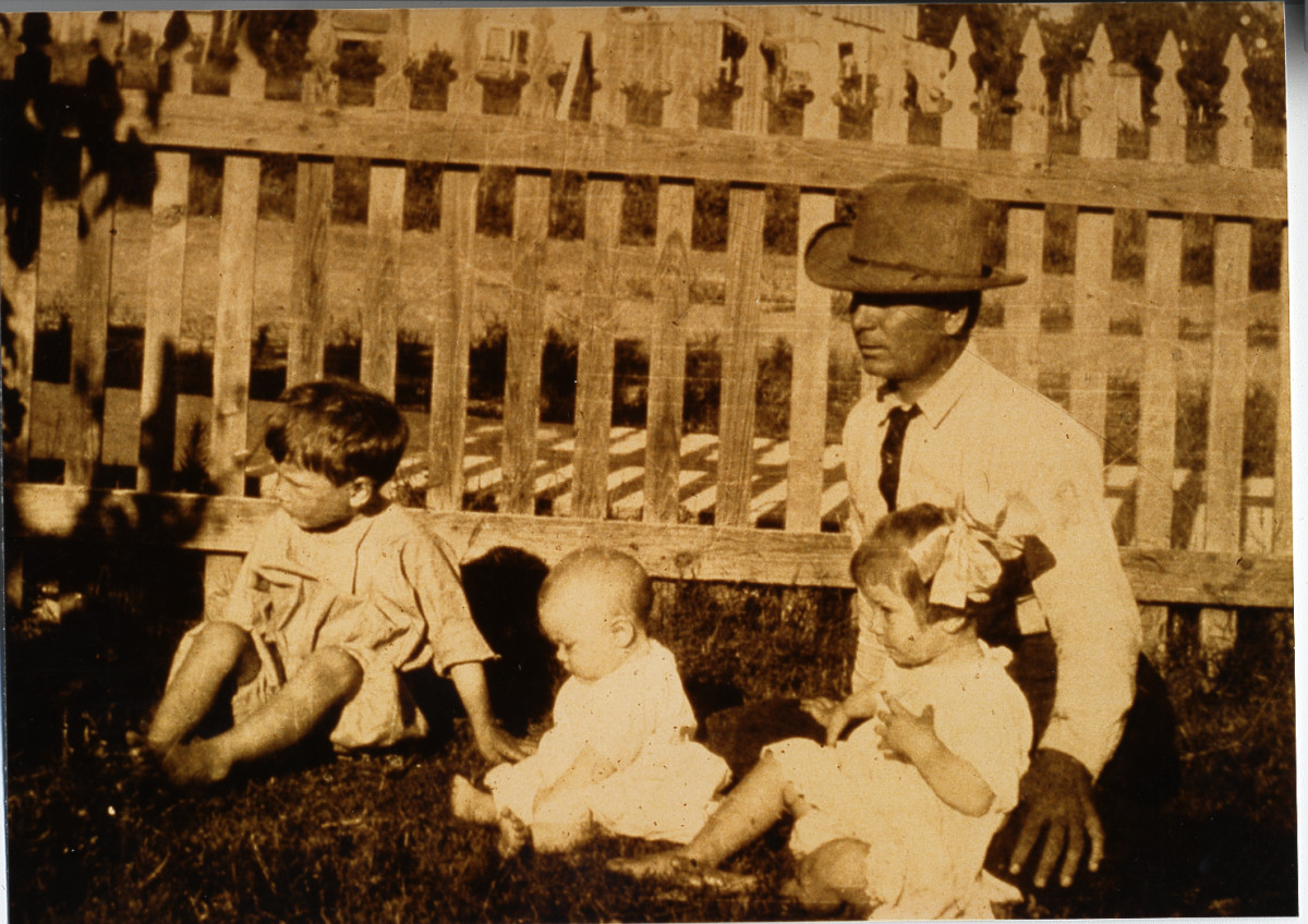 W. D. Lucas with Children
                                                
                                                    [Sequence #]: 1 of 1
                                                