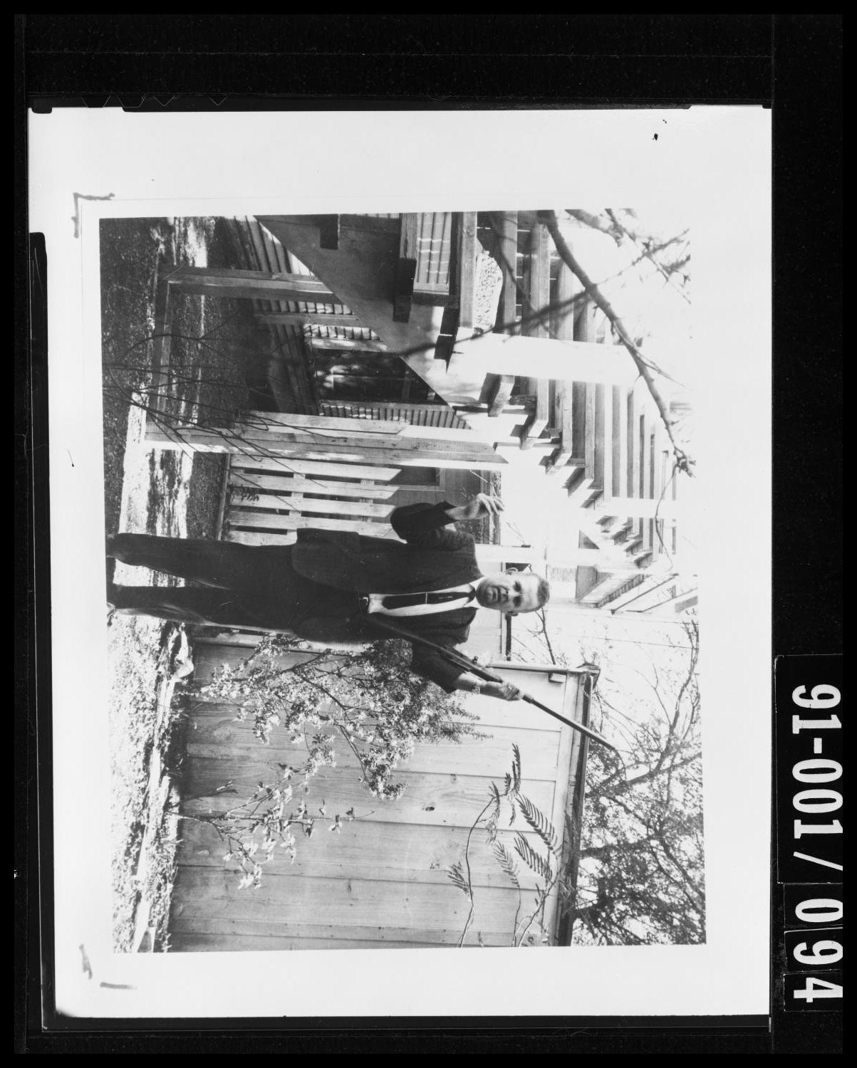 Detective Brown with Rifle in Backyard at 214 Neeley Street #1
                                                
                                                    [Sequence #]: 1 of 1
                                                
